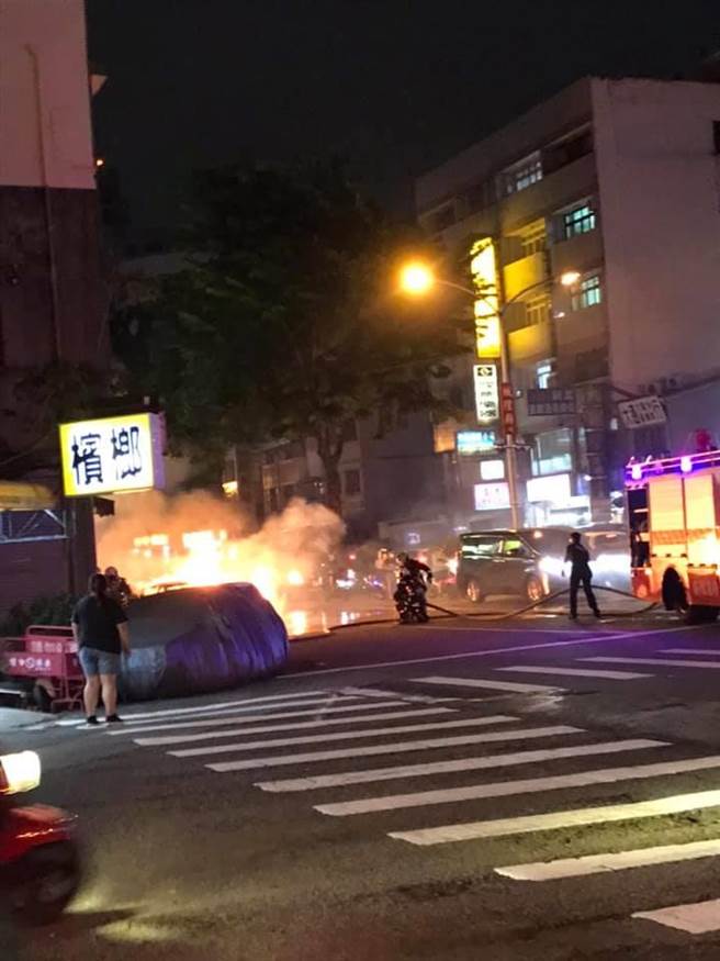 台中南区建成路15日晚间发生火烧车意外。（翻摄自大里人聊天室）
