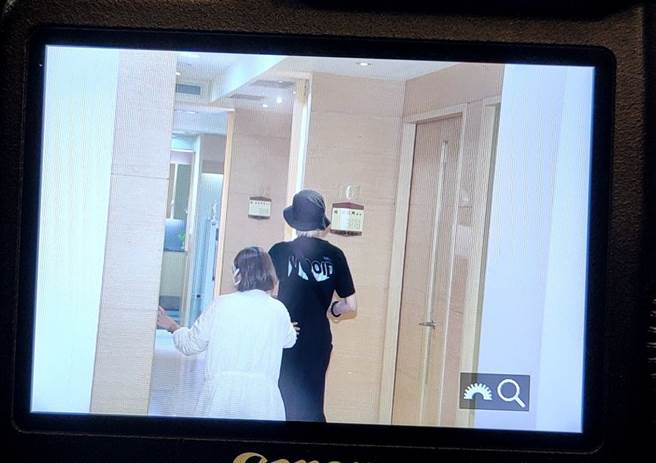 龙劭华女儿陈璇低调现身灵堂。(罗永铭摄)