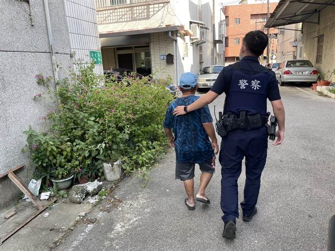 桃園老翁中暑蹲坐路旁警協助平安返家。(警方提供／呂筱蟬桃園傳真)