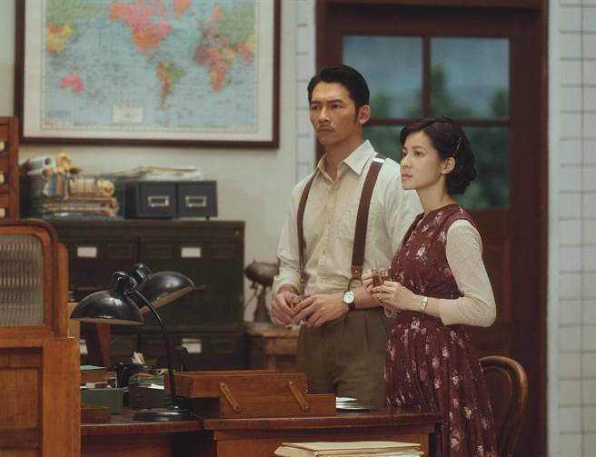 连俞涵饰演的张薏心决定不顾父亲反对介入茶金事业 与协助美援任务的KK亦师亦友，打拚一场场茶叶商战。（公视提供）