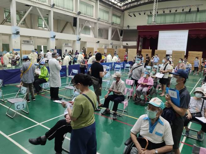 桃园市龟山区1名老翁接种第2剂疫苗后死亡。图为接种疫苗示意图。（资料照片）