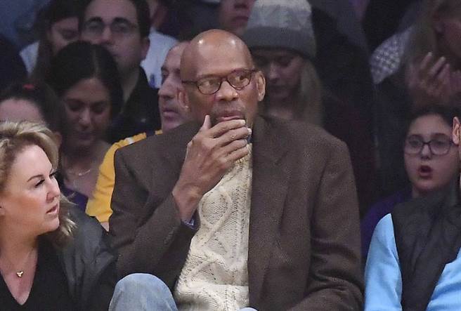 贾霸出席观战湖人与公鹿的赛事。（美联社资料照）