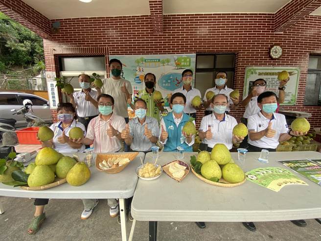 今日立委蔡适应捐赠50箱文旦给基隆市环境保护局清洁队、基隆市义勇消防队。（立委蔡适应提供／陈彩玲基隆传真）