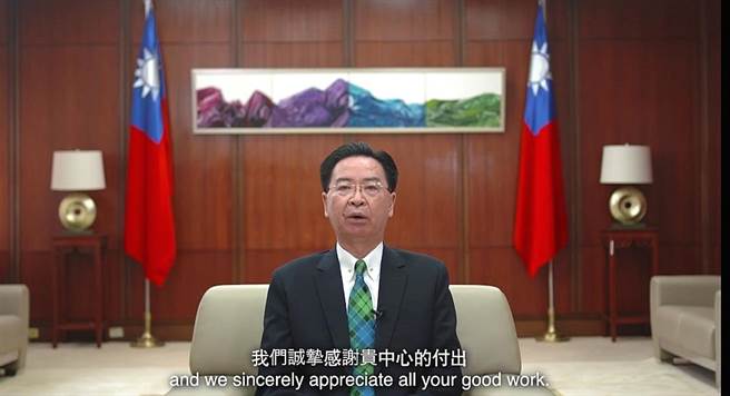 华府智库线上演说，吴钊燮呼吁民主阵营团结反制威权国家威胁。截取自外交部录影画面