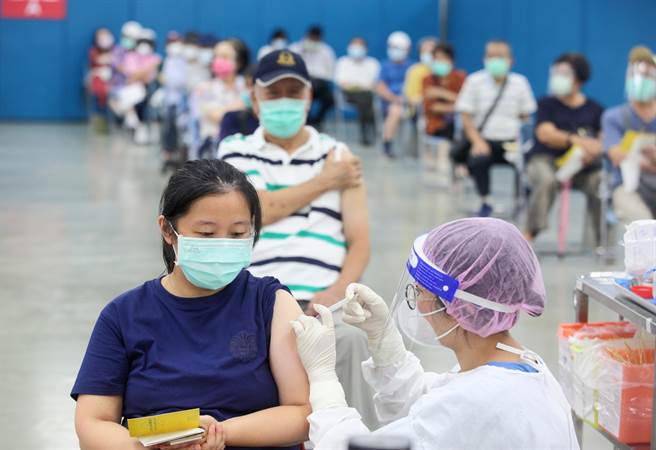 為了防止疫情，台灣不斷拚疫苗覆蓋率，也讓第一線醫護忙翻。(圖／張鎧乙攝)