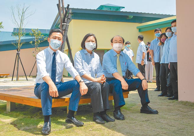 蔡英文总统（中）在新竹市长林智坚（左）与民进党立院党团总召柯建铭（右）的陪同下，视察「新竹市华德福实验学校幼儿园」。（总统府提供）