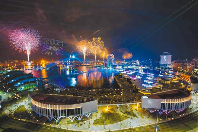 「跨百光年」在高雄亚洲新湾区施放，令人耳目一新。如今各界更期待国庆烟火，会带来什么样的火花。（高市府提供／柯宗纬高雄传真）