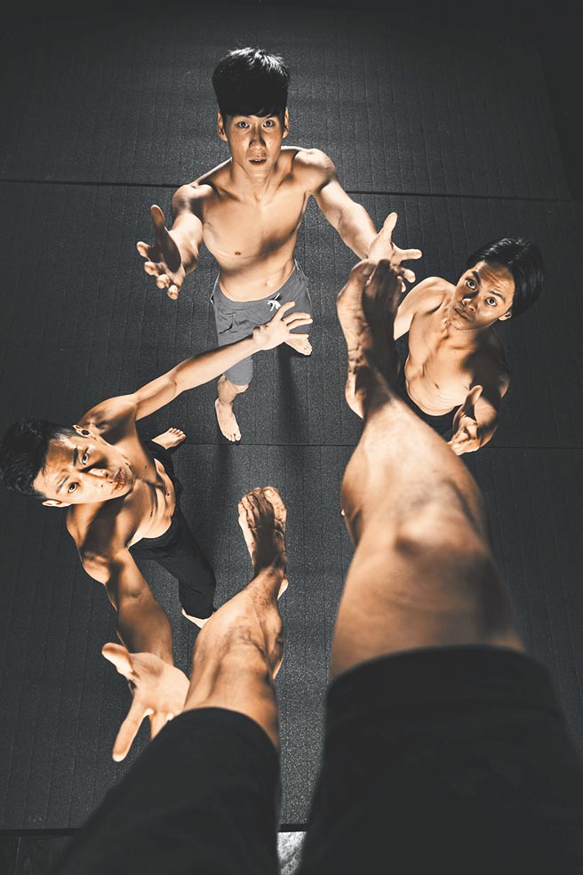 FOCA福尔摩沙马戏团新作《嘛系人》，探讨马戏表演与现代社会的连结。（FOCA福尔摩沙马戏团提供）