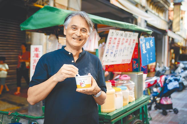 国家交响乐团现任艺术顾问、下一任音乐总监准．马寇尔，是疫情间少数因办理就业金卡而来台工作的外国人，对于未来带团规画，他表示重视每一个团员、行政人员的特质，重视沟通是不二法门，将民主化落实在交响乐团里。（郑达敬摄，国家交响乐团提供）