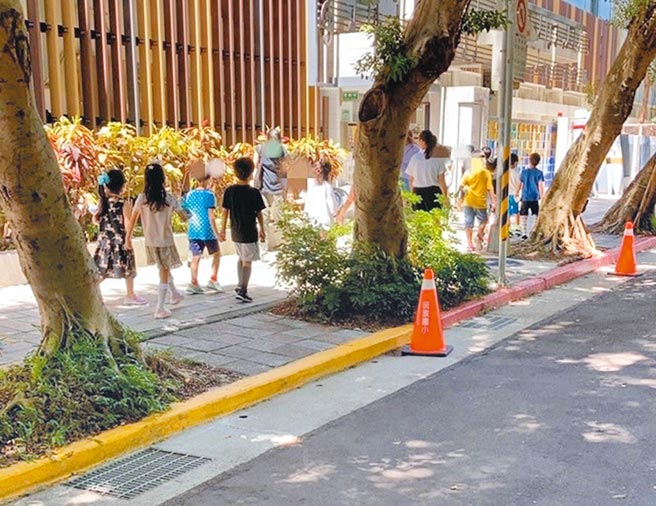 有家長投訴表示，北市民族國小日前仍開放蒙特梭利學校入校上課，加上小朋友沒打疫苗，又開放校外學生入校，恐增加染疫風險。（投訴家長提供／游念育台北傳真）