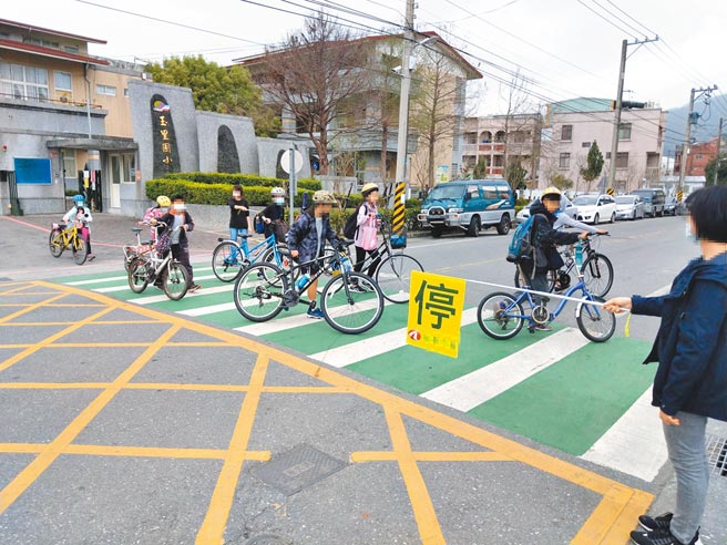 花蓮縣府爭劃設綠色行人穿越道線，提高學區道路辨識度，未來將針對學區另增設學區專用號誌，提升學童行的安全。（花蓮縣府提供／王志偉花蓮傳真）