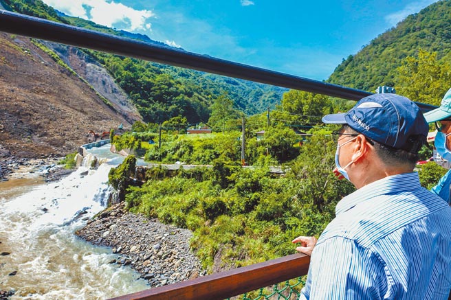 新竹县长杨文科到尖石乡秀峦村会勘控溪部落坡地崩塌灾区，现场可见大量土石堵住白石溪形成堰塞湖，溪水溢流到竹61线路面。（新竹县政府提供／罗浚滨新竹传真）