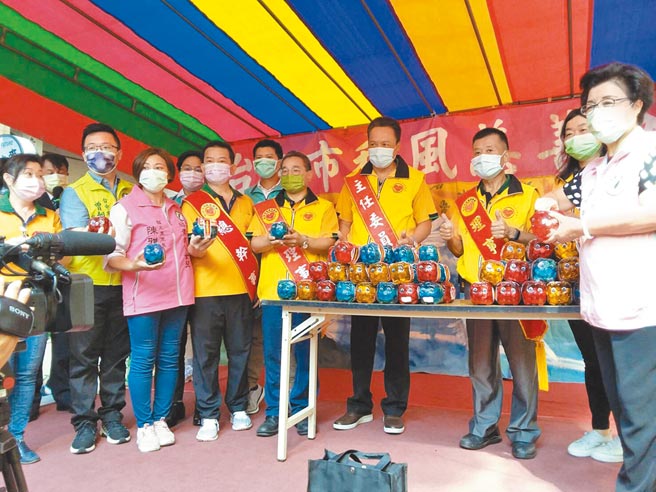 社团法人台中市和风慈善会14日在南区工学路举办「养小猪、爱心行善活动」。（台中市和风慈善会／冯惠宜台中传真）