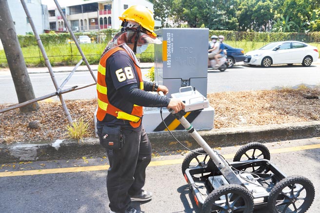 嘉義市政府為找出道路底下是否有淘空狀況，近日與朝陽科技大學團隊合作，運用透地雷達檢測儀器檢視道路安全。（嘉義市政府提供／呂妍庭嘉義傳真）