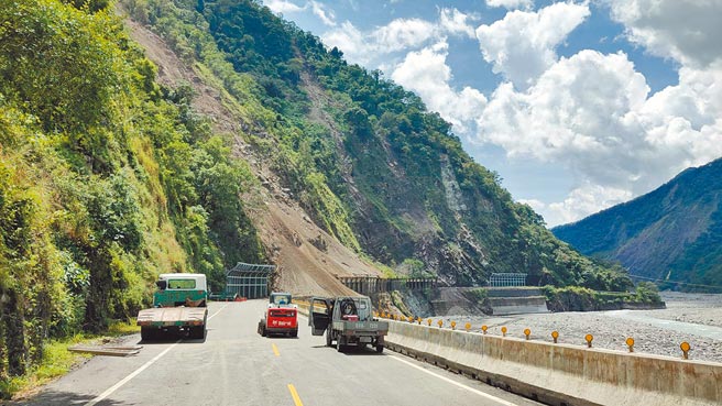 高雄市桃源台20线南横公路100.5公里处梅兰明隧道东端边坡持续落石掉落，导致隧道口被掩埋，拉芙兰等3里里民受困无法进出。（警方提供／林雅惠高雄传真）