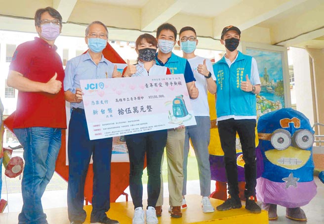 高市青年国中校长林月盛（左二）、议员李雅静（左三）联合多个善心团体捐赠超过15万元，嘉惠60名以上学生，帮助因疫情生计困顿的家庭。（高市教育局提供／柯宗纬高雄传真）
