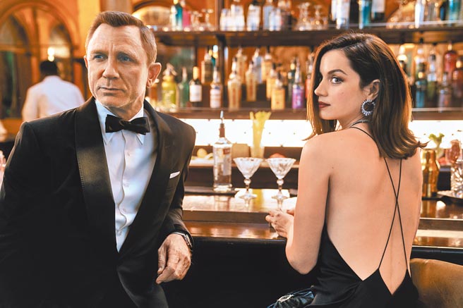 安娜德哈玛斯（右）在《007生死交战》与丹尼尔克雷格饰演的詹姆斯庞德并肩作战。（UIP提供）