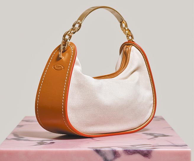 Tod’s APB帆布拼接肩背包，6万5600元。（Tod’s提供）