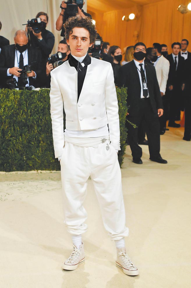 堤摩西夏勒梅（Timothee Chalamet）以一身全白Haider Ackermann帅气造型现身，高顏值加上高衣Q，马上夺得全场最帅头衔。（路透）
