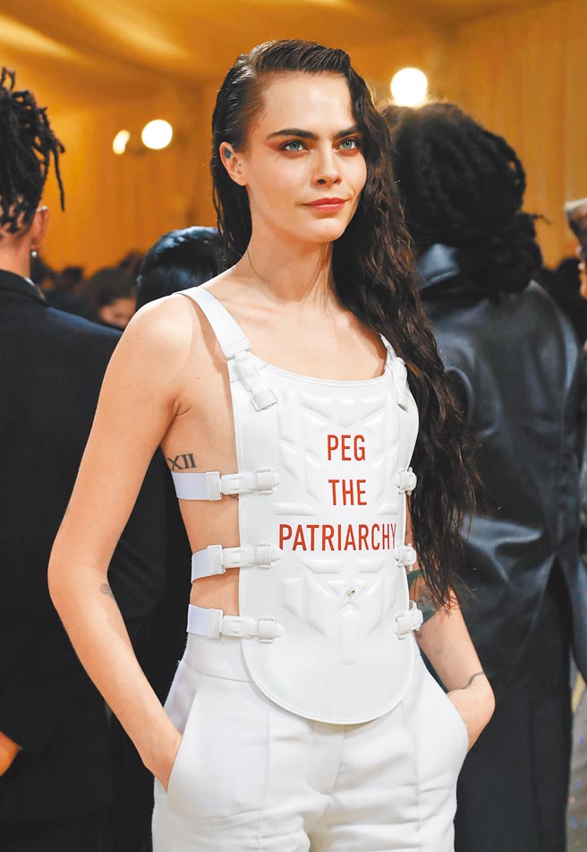 卡拉迪瓦伊（Cara Delevingne）现身MET Gala仍不忘疾呼女权主义至上，穿上Dior高级订制服现身。（路透）