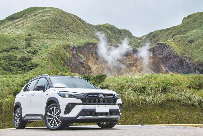TOYOTA COROLLA CROSS GR SPORT車頭配置蜂巢式曜黑水箱護罩、車前/車側亮銀下護板、運動車頂架及LED霧燈，試駕車為HYBRID版GR SPORT，售價94.5萬元。（陳大任攝）