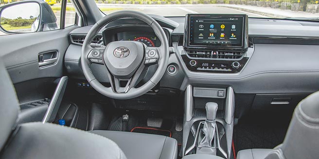 儀表控台為GR SPORT專屬勁黑質感內裝。（陳大任攝）