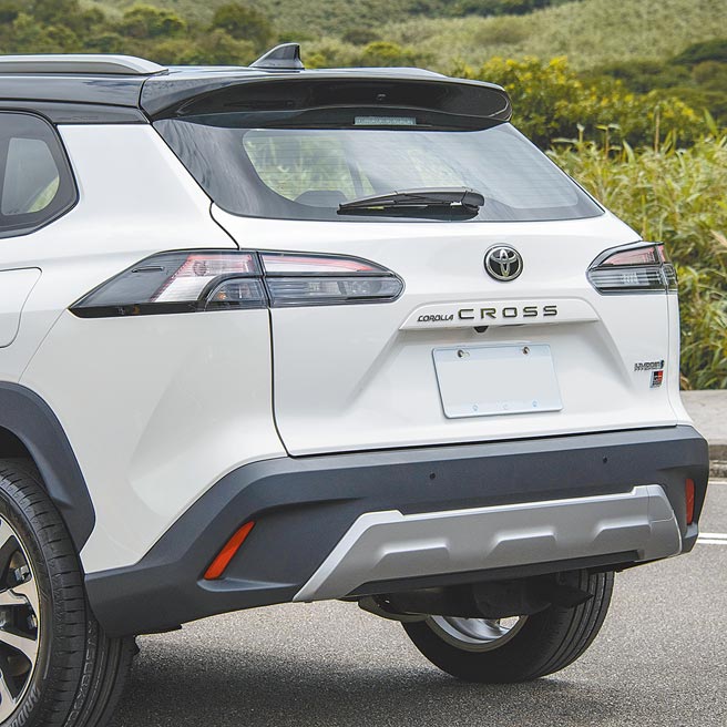 燻黑LED光條式尾燈、車尾亮銀下護板。（陳大任攝）