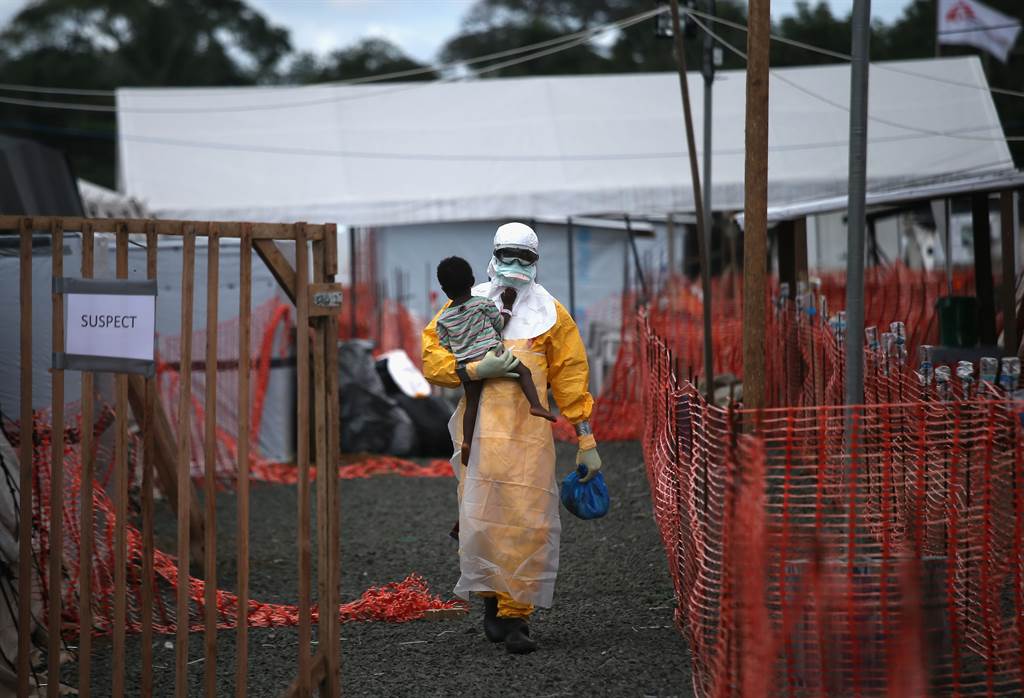 无国界医生医疗队在赖比瑞亚对抗伊波拉病毒。（图／无国界医生提供，John Moore／Getty Images拍摄）(photo:ChinaTimes)