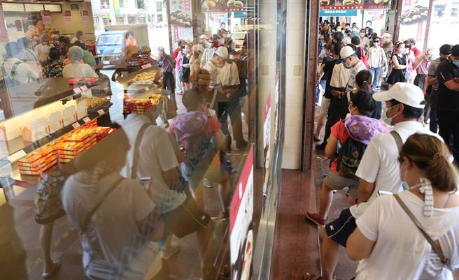 振興五倍券將於於10月8日正式上路，而各部會也加碼推出其他振興措施，包括動滋券、客庄券、藝FUN券、農遊券等，更新增好食券、地方創生券、國旅券、i原券共8大券。圖為中秋節將至，知名糕餅店外大排長龍。（王英豪攝）