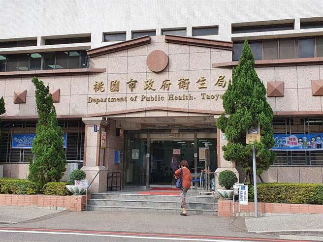 桃園市衛生局表示，針對桃勤公司340名員工、華膳及機務人員49人，對389人進行擴大採檢，結果出爐均為陰性。（陳夢茹攝）