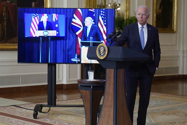 拜登（Joe Biden）今天在白宫与英国首相强森（Boris Johnson）、澳洲总理莫里森（Scott Morrison）召开三方视讯联合记者会，宣布成立名为AUKUS的三方合作。(图/美联社)  