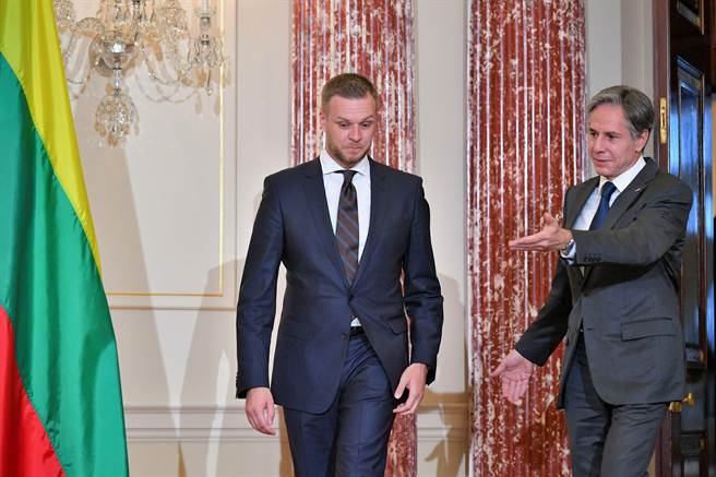 蓝斯柏吉斯（Gabrielius Landsbergis）(左)今天上午11时10分左右步入美国国务院，与布林肯（Antony Blinken）(右)进行会晤。(图/路透社) 