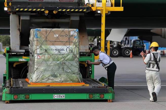 108万剂莫德纳将于明天抵台，图为6月41万剂莫德纳抵台照。（图／陈麒全摄）