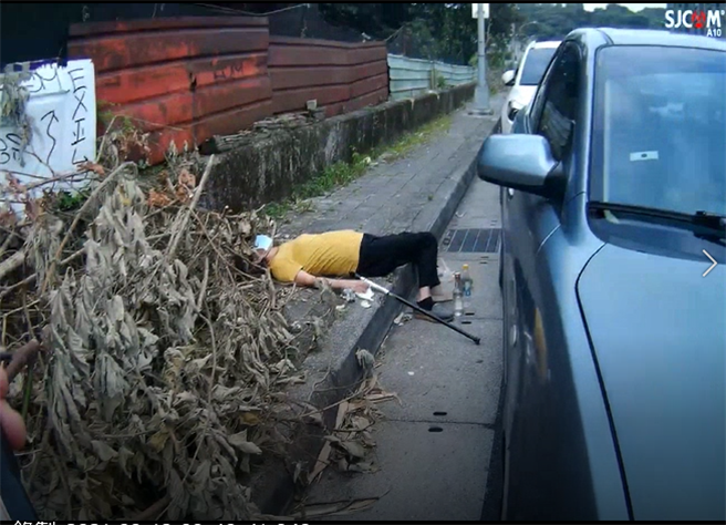 老婦人醉倒路邊，警、消協助將她送醫。（警方提供）