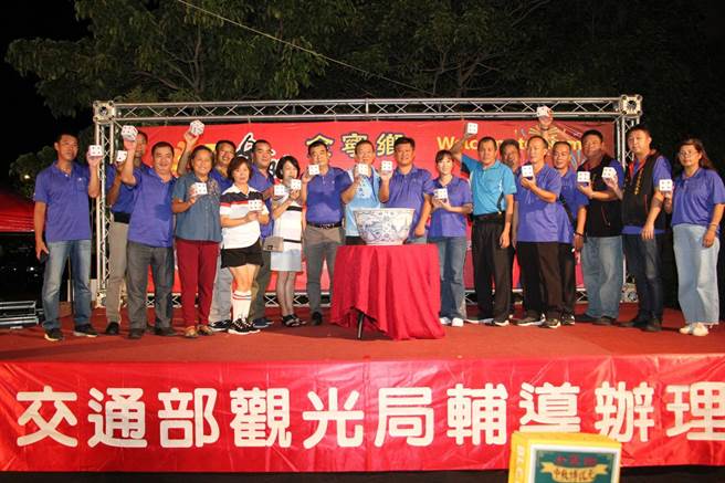 金寧乡中秋博饼活动，连年获得乡亲热烈回响。（金寧乡公所提供）