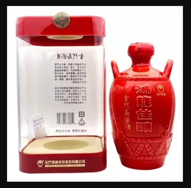 金寧乡公所明（17）日举办「中秋节小确幸~博饼快闪」活动，状元彩品是金门高粱鸿龙佳酿礼盒。（金寧乡公所提供）