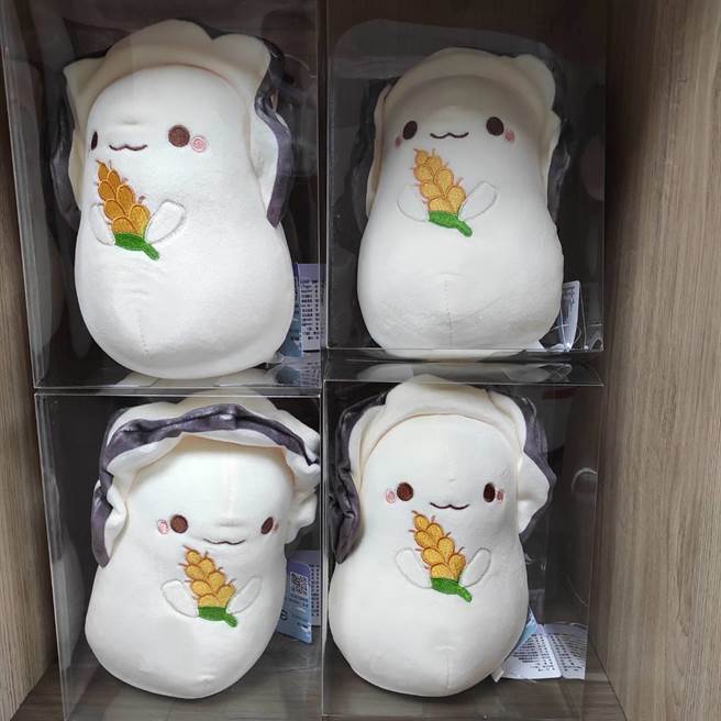 博饼快闪也有石蚵娃娃等多样礼物，欢迎乡亲分享传统民俗乐趣。 （金寧乡公所提供）