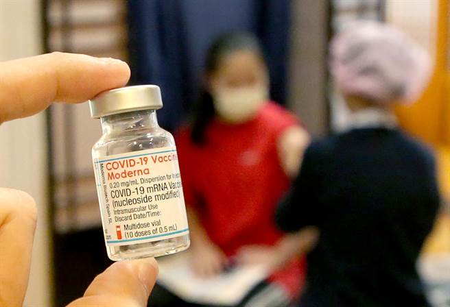 疫情期间，台湾自购或国外捐赠台湾的新冠疫苗抵台数量跟抵台时间，屡被特定媒体独家报导。图为莫德纳疫苗。（资料照，赵双杰摄）