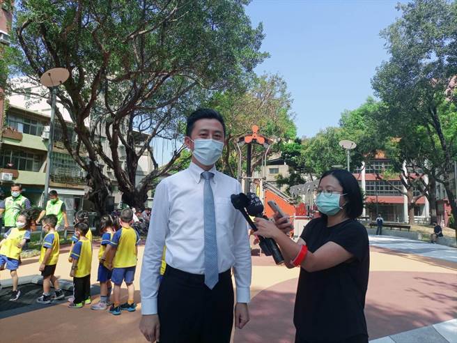 新竹市长林智坚（左）针对绿党民调表示既然竹竹合併支持度高，希望得到外界祝福早日促成合併。（邱立雅摄）