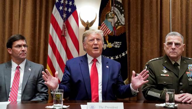 图为川普(中)、防长艾斯培(左)与密利(右)，于白宫会晤军事官员。(图/路透社)