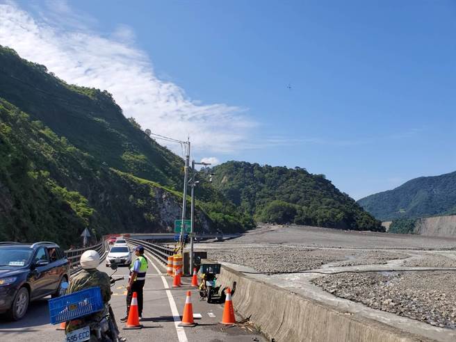 明霸克露桥涵管便道抢通，今天开始每日开放6个时段通行。(林雅惠摄)