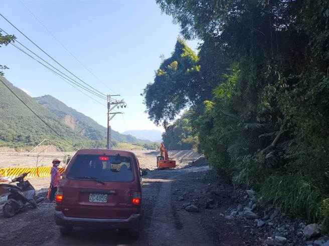 明霸克露桥涵管便道抢通，今天开始每日开放6个时段通行。(林雅惠摄)