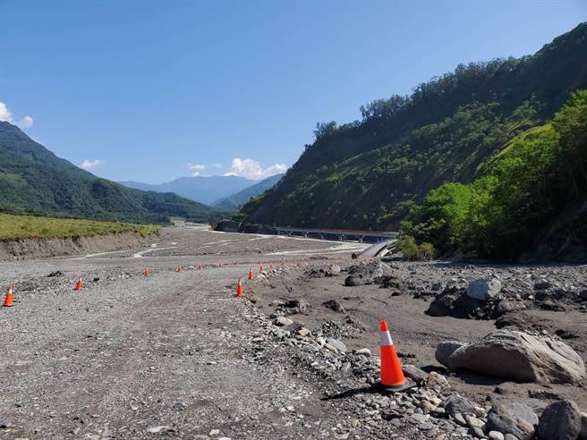 明霸克露桥涵管便道抢通，今天开始每日开放6个时段通行。(林雅惠摄)