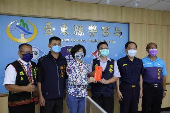 台東縣警察局與刑事局南部打擊犯罪中心日前聯手破獲兩岸詐欺機房，縣長饒慶鈴16日前往頒發加菜慰問金10萬元。（台東縣政府提供／蔡旻妤台東傳真）