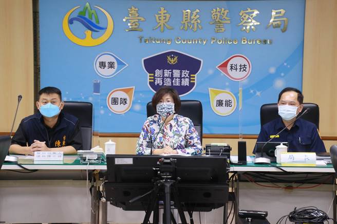 台東縣警察局與刑事局南部打擊犯罪中心日前聯手破獲兩岸詐欺機房，縣長饒慶鈴16日前往頒發加菜慰問金10萬元。（台東縣政府提供／蔡旻妤台東傳真）