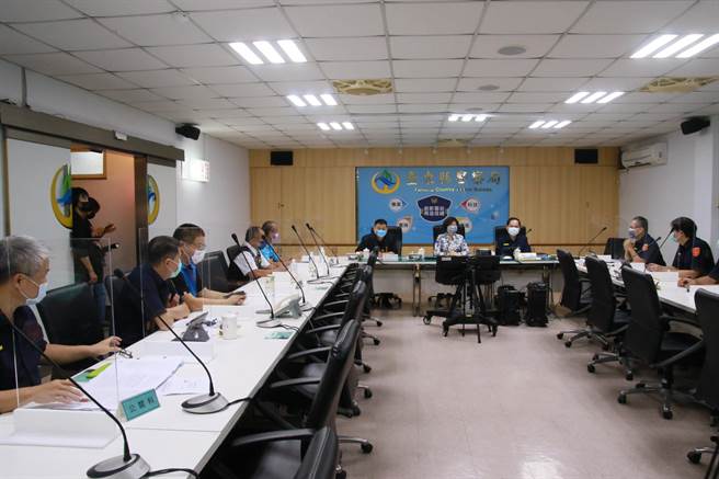 台東縣警察局與刑事局南部打擊犯罪中心日前聯手破獲兩岸詐欺機房，縣長饒慶鈴16日前往頒發加菜慰問金10萬元。（台東縣政府提供／蔡旻妤台東傳真）