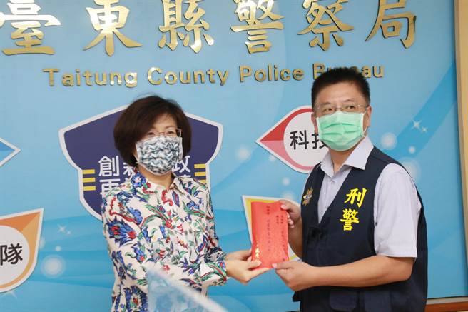 台東縣警察局與刑事局南部打擊犯罪中心日前聯手破獲兩岸詐欺機房，縣長饒慶鈴16日前往頒發加菜慰問金10萬元。（台東縣政府提供／蔡旻妤台東傳真）