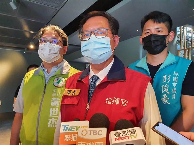 桃園市長鄭文燦表示，已與中央流行疫情指揮中心協調，18日中央將配疫苗協助機場未施打第二劑疫苗的員工進行接種，提升疫苗覆蓋率。（陳夢茹攝）