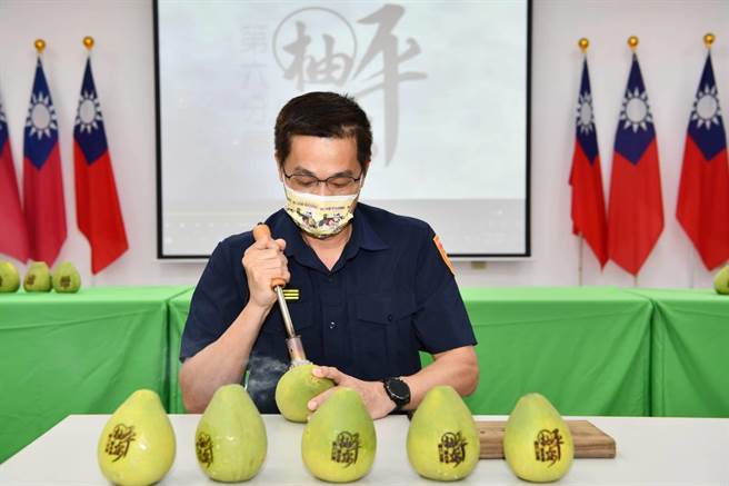 第六分局特举办「柚」平安活动，将分局长蔡元戎对于员警弟兄们的关怀与祝福，烙印在柚子上，并亲自至派出所分送给员警们，祝福大家佳节平安。（警方提供）