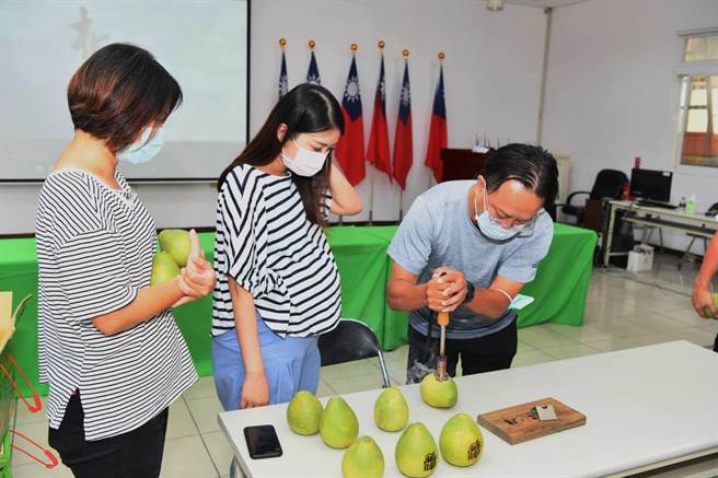 第六分局特举办「柚」平安活动，将分局长蔡元戎对于员警弟兄们的关怀与祝福，烙印在柚子上，并亲自至派出所分送给员警们，祝福大家佳节平安。（警方提供）